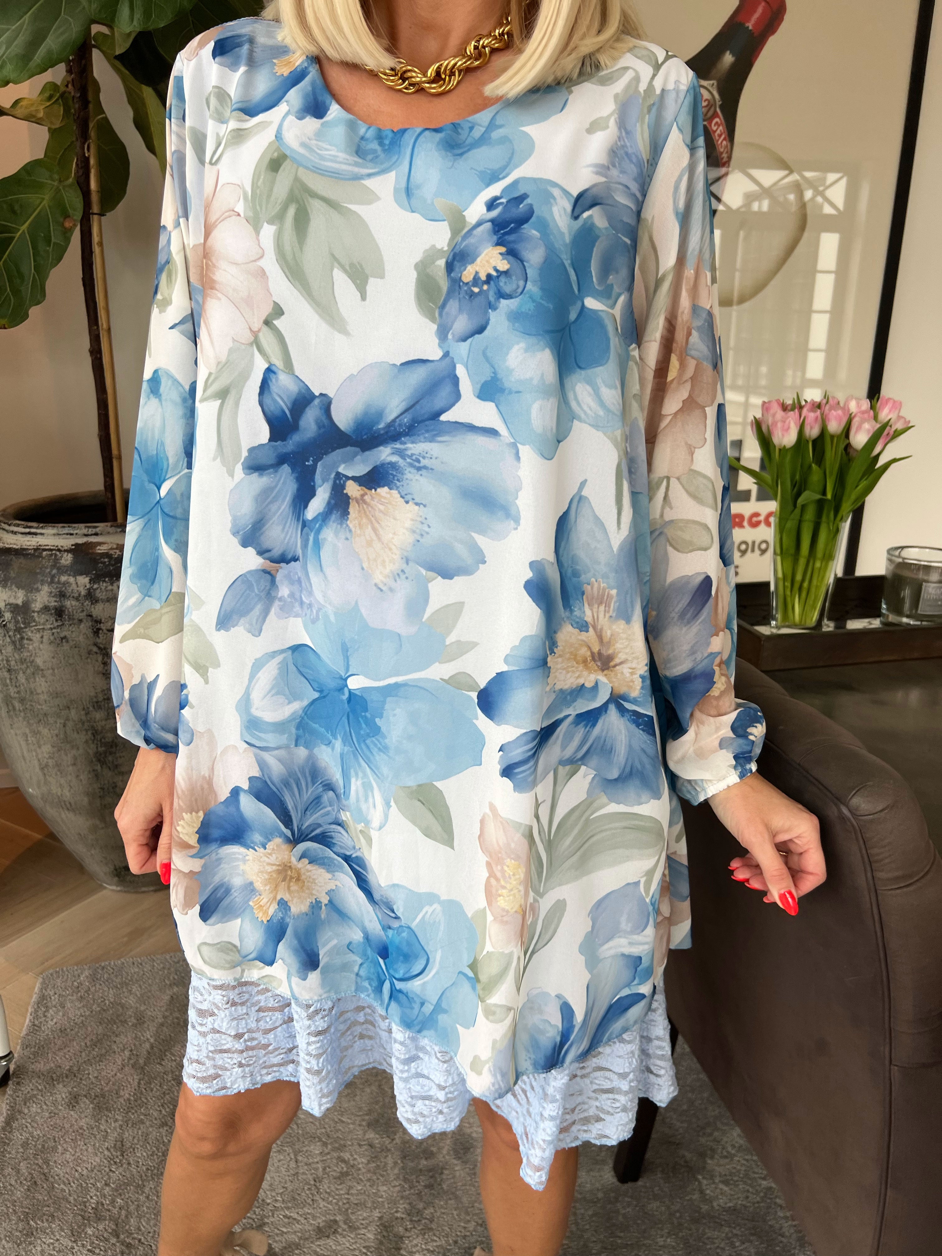 Lauren - Blommig chiffongklänning med tunika och spetskant